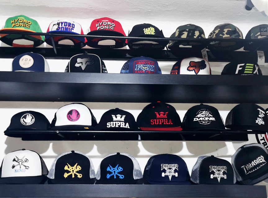 escaparate de gorras